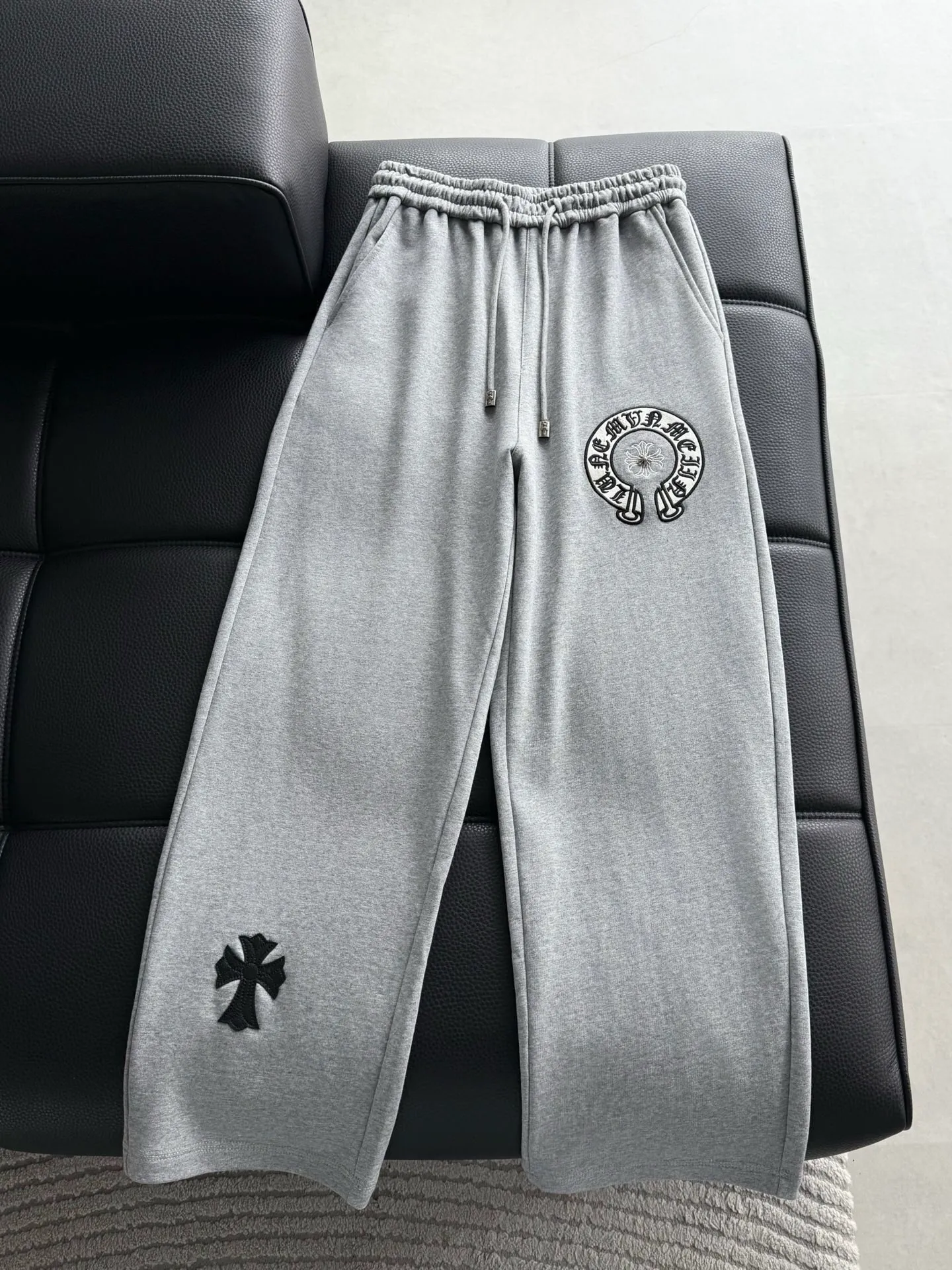 P486 ChromeHearts ChromeHearts terry trousers, pursuit of quality and absolute guarantee of quality! The texture is clearly visible, the texture is soft, delicate and smooth, and the customized three-dimensional embroidery and leather craftsmanship are full of drape! The workmanship is fine and the shoulder lines are smooth. All imported chain machines are used to make the shoulder rolling strips. It has a certain thickness and is not made of cheap material but has a shiny feel that is comfortable and not tight on the upper body. It is the most avant-garde street item that can be easily matched by both men and women!  Color: black white Size: m-3xl Style number: 3750